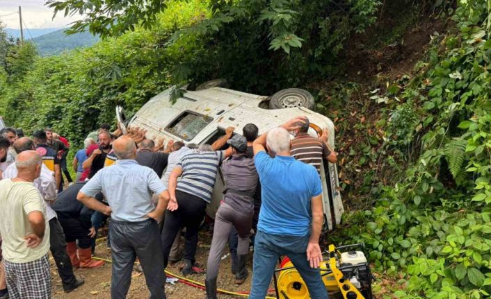 Rize’de çay toplamaya gidenleri taşıyan panelvan kaza yaptı: 2 ölü, 3 yaralı