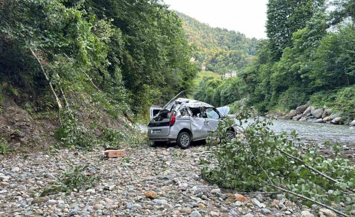 Rize’de kontrolden çıkan hafif ticari araç dereye uçtu