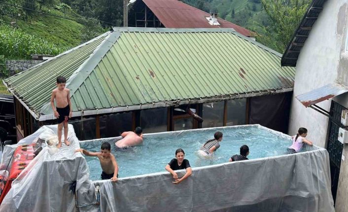 Rize’de sıcaktan bunalan çocuklar için kamyonun kasasını su ile doldurdu