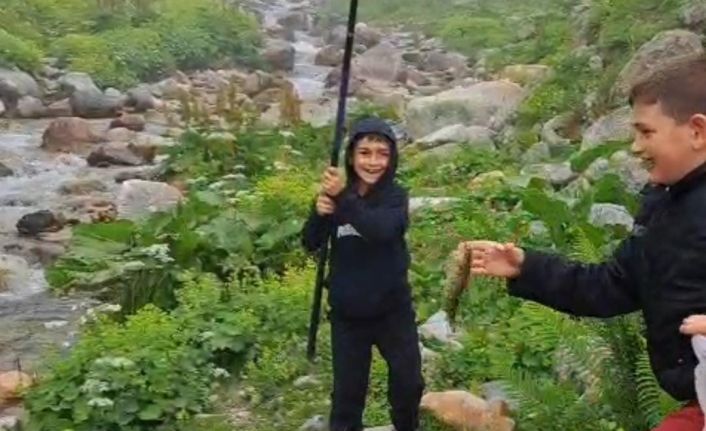 Rizeli miniklerin görülmeye değer ilk balık tutma mutluluğu