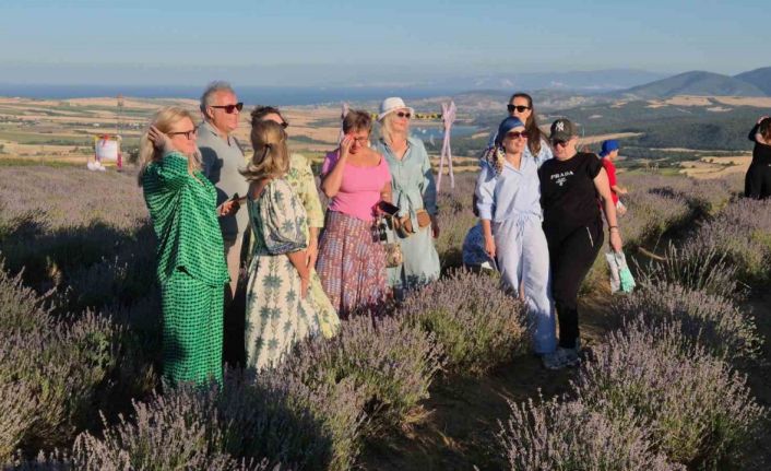 Rus turistler Tekirdağ’da mor lavanta tarlalarına hayran kaldı