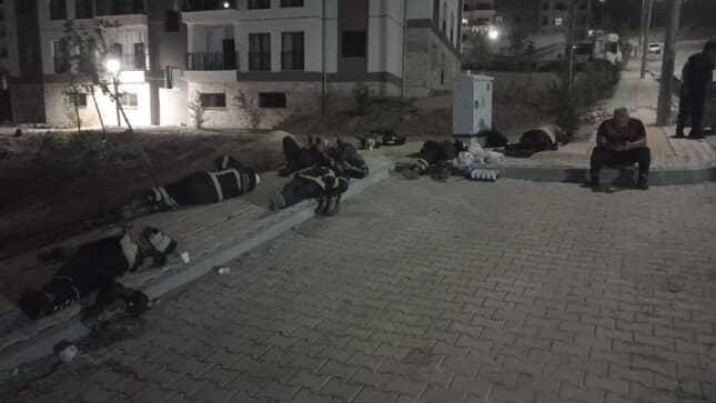 Saatler süren yangında yorgun düşen ‘Yangın Savaşçıları’ yerde uyuyarak dinlendiler