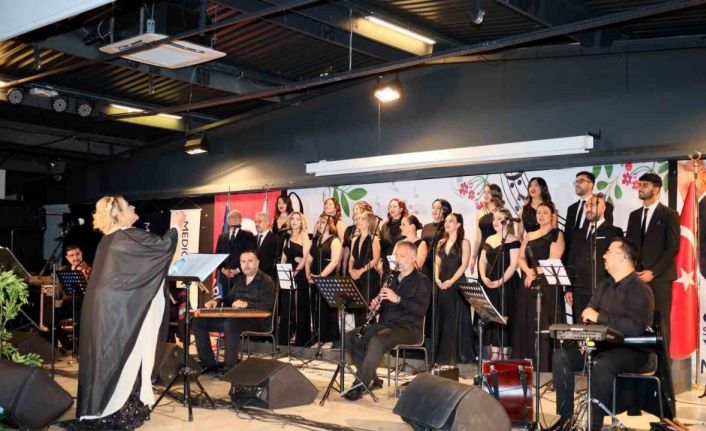 Sağlık çalışanları notalarla şifa dağıttı