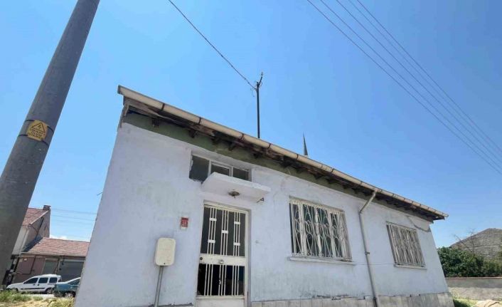 Sahibi vefat eden eve levye ile girip yerleştiler