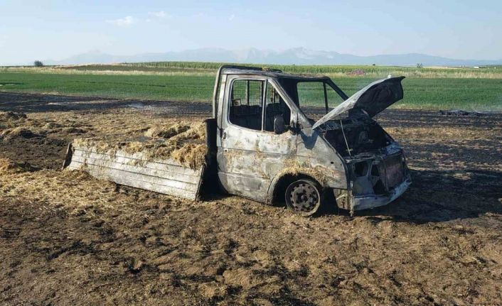 Sahibinden habersiz alınan saman balyaları kamyonet ile birlikte yandı