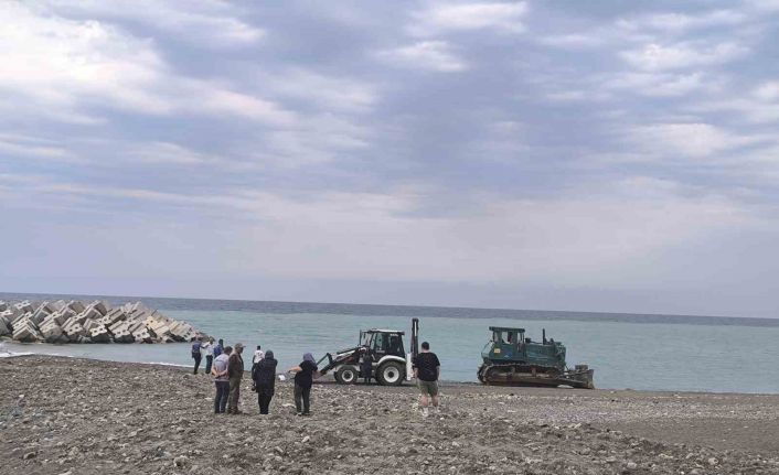 Sahilde güneşlenirken iş makinesinin altında kalarak can verdi