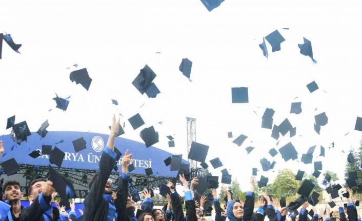 Sakarya Üniversitesi’nde mezuniyet coşkusu