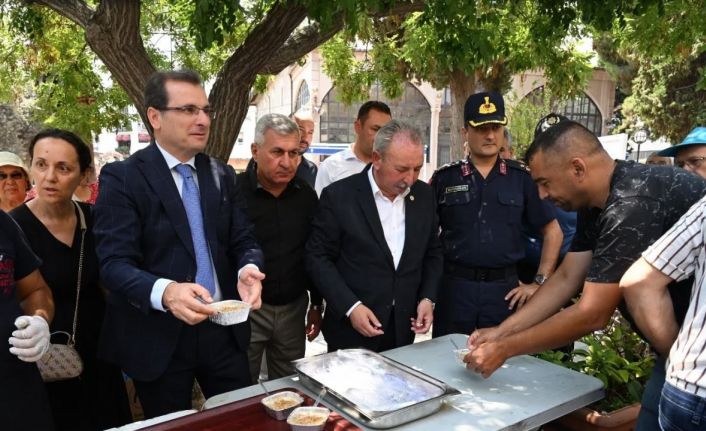 Salihli’deki şehit ailelerinden geleneksel aşure hayrı