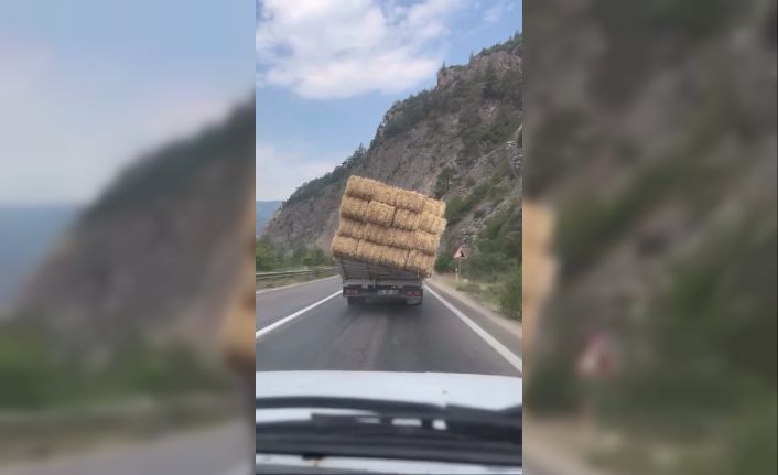 Saman yüklü kamyonun tehlikeli yolculuğu kamerada
