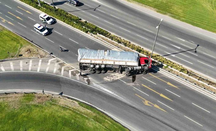 Saman yüklü tır devrildi, sürücü ’hızlıydım’ dedi