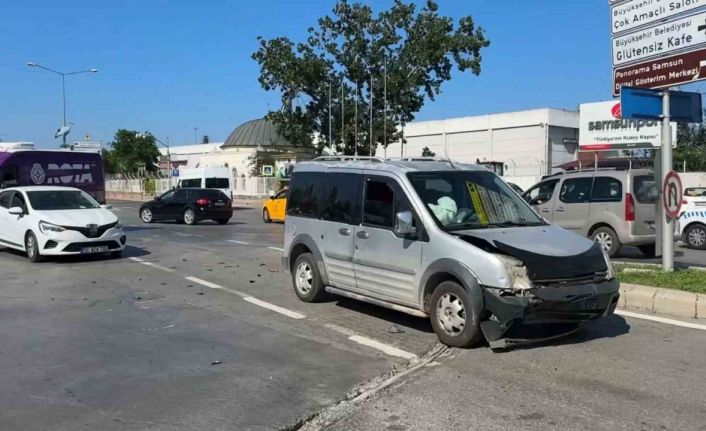 Samsun’da hafif ticari araç otomobille çarpıştı: 1 yaralı