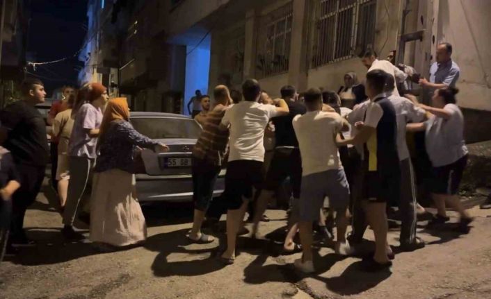 Samsun’da sokak ortasında park yeri kavgası: Tekme ve yumruklarla birbirlerine girdiler