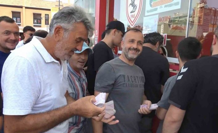 Samsunspor taraftarlarının kombine alımı, Yeşilçam film sahnelerini hatırlattı