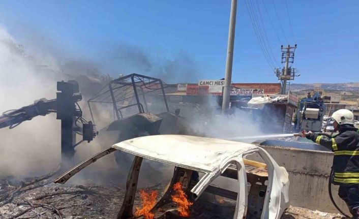 Sanayide çıkan yangında otomobil ve traktör alevlere teslim oldu