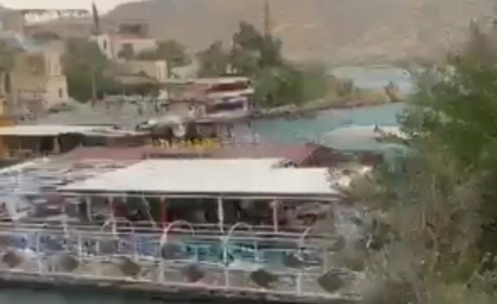 Şanlıurfa’da fırtınada halatları kopan duba restoran Fırat Nehri’nde sürüklendi