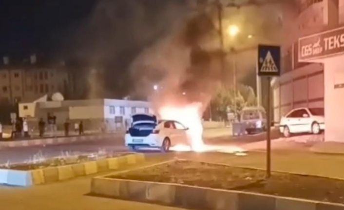 Şanlıurfa’da ilginç olay, 1 otomobil yandı, 3 tanesi ise kaza yaptı