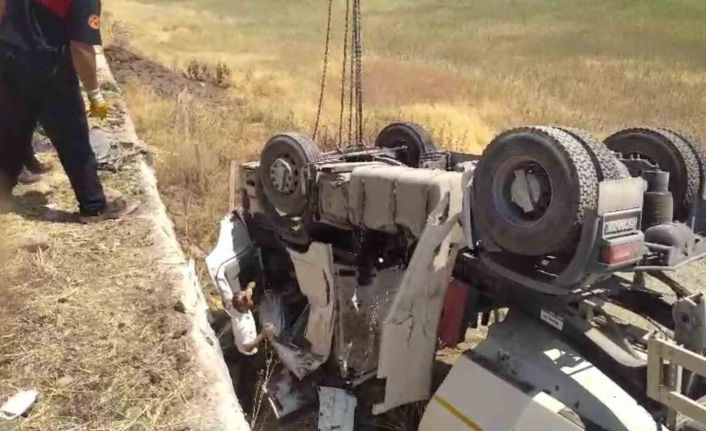 Şanlıurfa’da kum kamyonu şarampole devrildi: 2 yaralı