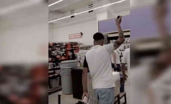 Şanlıurfa’da markette etrafa deodorant sıkan şahıs gözaltına alındı