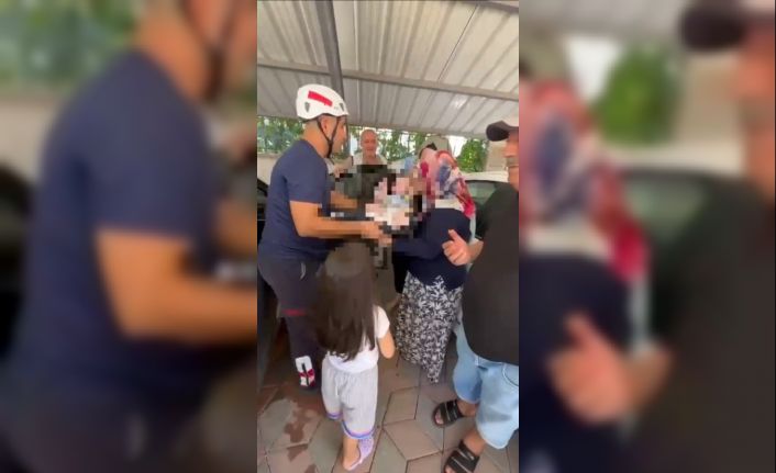 Şanlıurfa’da otomobilde mahsur kalan 3 aylık bebeği itfaiye kurtardı