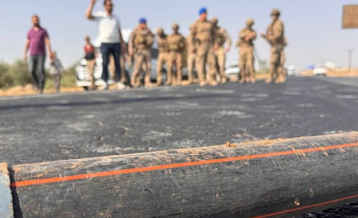 Şanlıurfa’da suyu kesilen çiftçiler sulama borularıyla karayolunu trafiğe kapattı