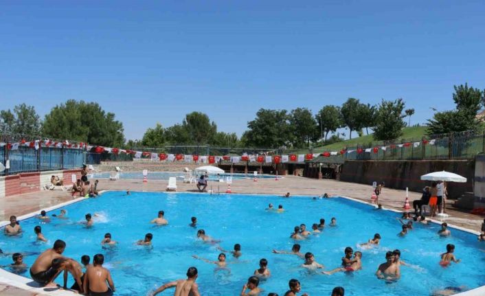 Şanlıurfalı gençler serinliğin tadını yüzme havuzlarında çıkarıyor