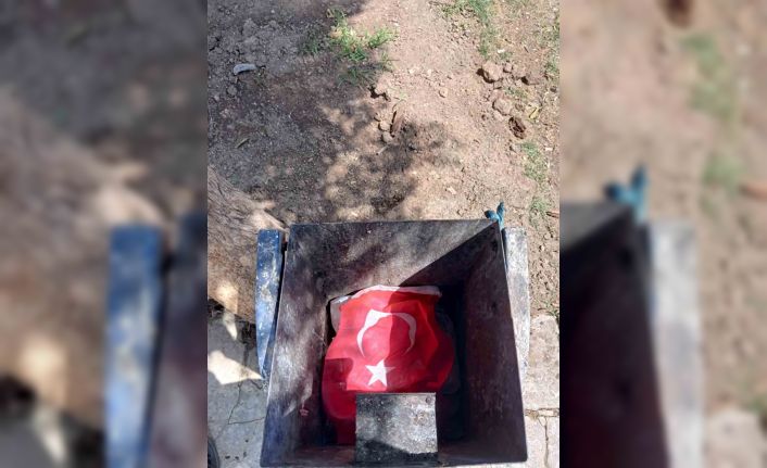 Şanlıurfalı işçinin bayrak hassasiyeti takdir topladı