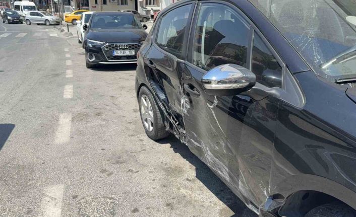 Sara krizi geçirdiği iddia edilen sürücü, yol kenarındaki araca çarptı: 1 yaralı