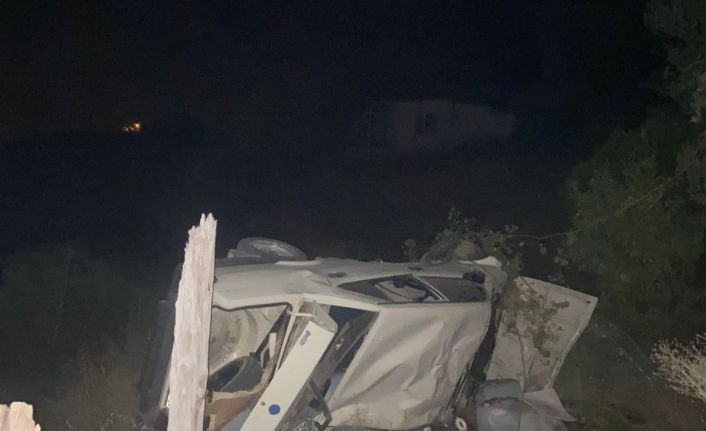 Şarampole yuvarlanan araçtaki 3 kişi yaralandı