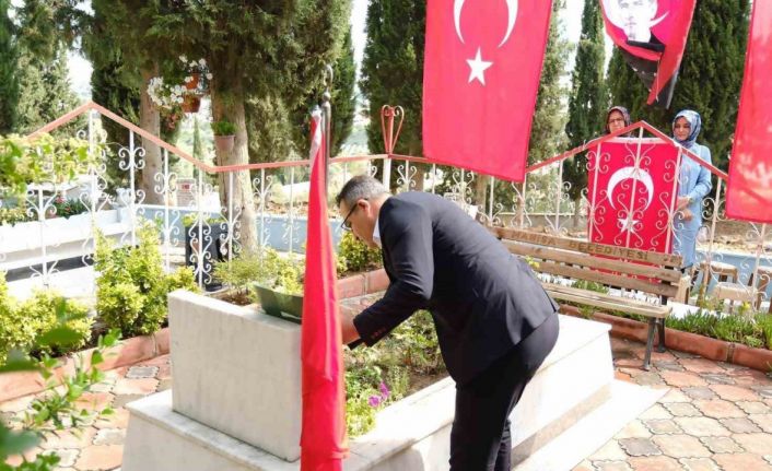 Sarıgöl Kaymakamı’ndan şehit kabrine anlamlı ziyaret