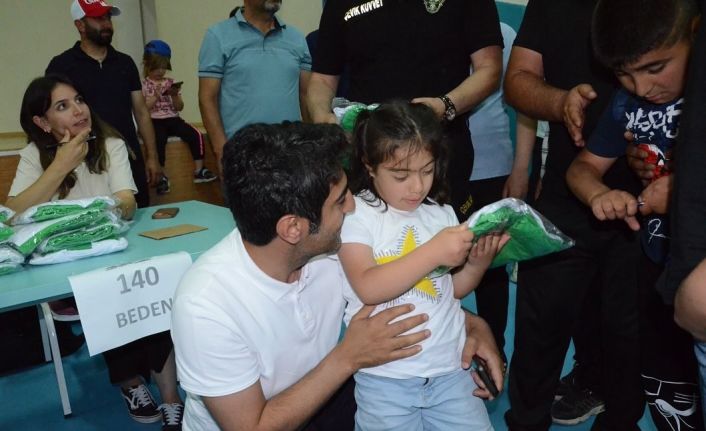 Sarıkamış Belediyesi’nden sporculara forma desteği