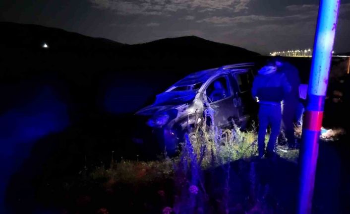 Sarıkamış’ta kontrolden çıkan araç şarampole devrildi: 4 yaralı