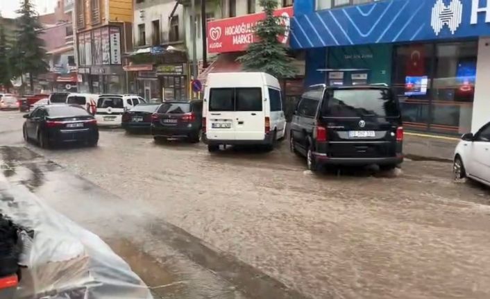 Sarıkamış’ta sağanak yağmur: Caddeler göle döndü