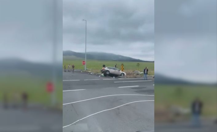 Sarıkamış’ta trafik kazası: 3 yaralı