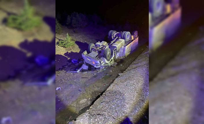 Şarkikaraağaç’ta devrilen tırın sürücüsü yaralandı