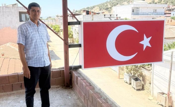 Seçimi kazanan muhtar ilk maaşıyla Türk Bayrağı yaptırdı