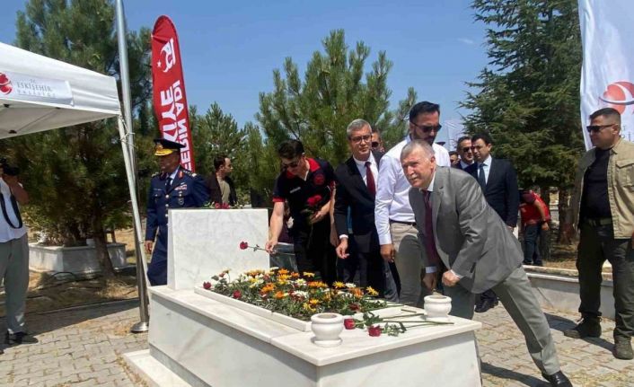 Şehit Fatih Dalgıç kabri başında dualarla anıldı