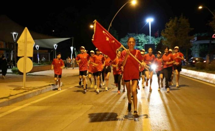 Şehitlerin emaneti sancak, dualarla Vali Koç’a teslim edildi