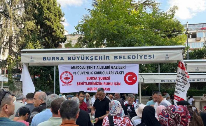 Şehitlerin hayrına aşure dağıttılar