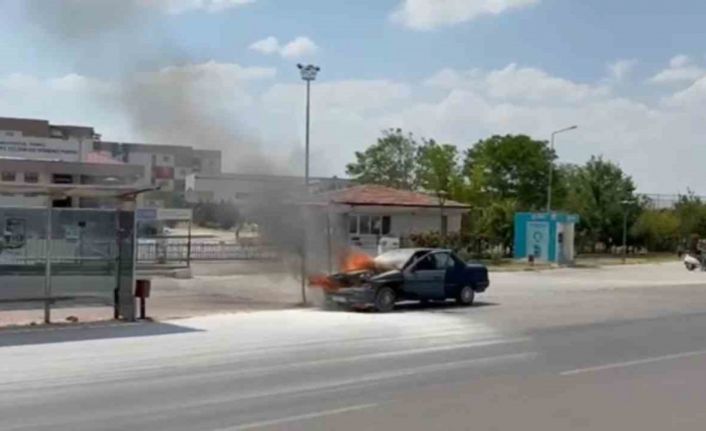 Seyir halindeki otomobil alev alev yandı