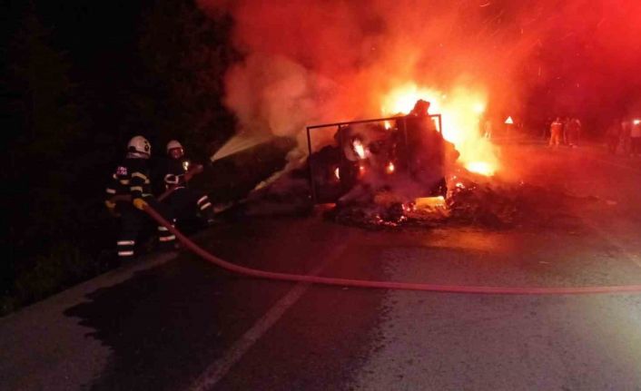 Seyir halindeki traktörün römorkundaki saman balyaları yandı