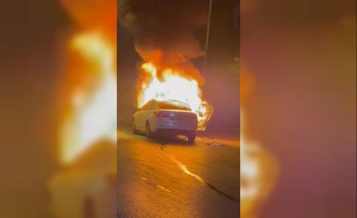 Seyir halindeyken yanmaya başlayan otomobil alev topuna döndü