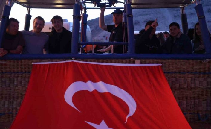 Sıcak hava balonları 15 Temmuz’da Türk bayrağı ve pankartlarla havalandı