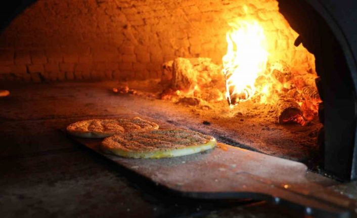 Sıcaklar bunalanlar kapalı alanlara kaçarken onlar serinlemek için dışarı çıkıyor