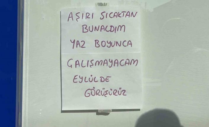 Sıcakların 45 dereceyi bulmasına dayanamayınca, iş yerine not asıp tatile çıktı