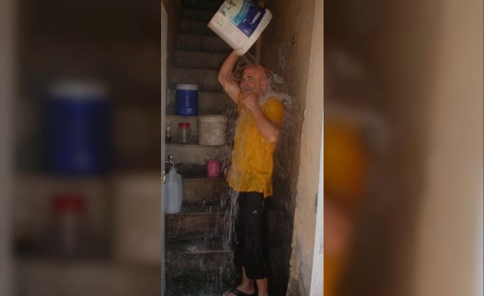Sıcaklığa dayanamadı kafasından aşağı kovayla su döktü