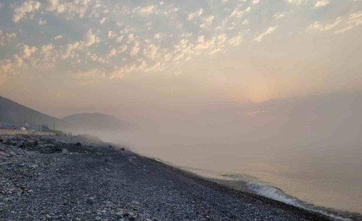 Sıcaklığı 15 dereceye düşen denizin üzerinde sis bulutu oluştu