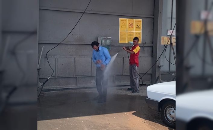 Sıcaktan bulanan Tokatlı, oto yıkamacıda tazyikli suyla serinledi