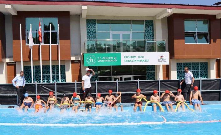 Sıcaktan bunalan çocuklar yüzme kurslarına akın etti