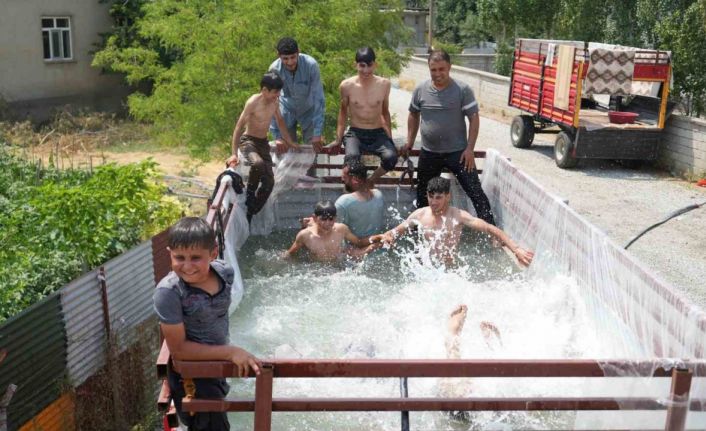 Sıcaktan bunalan gençler römorktan havuz yaptı