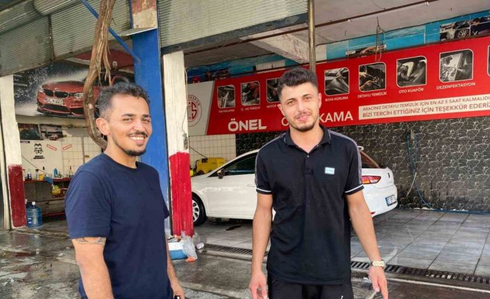 Sıcaktan bunalan köpeğin serinleme yöntemi izleyenleri gülümsetti